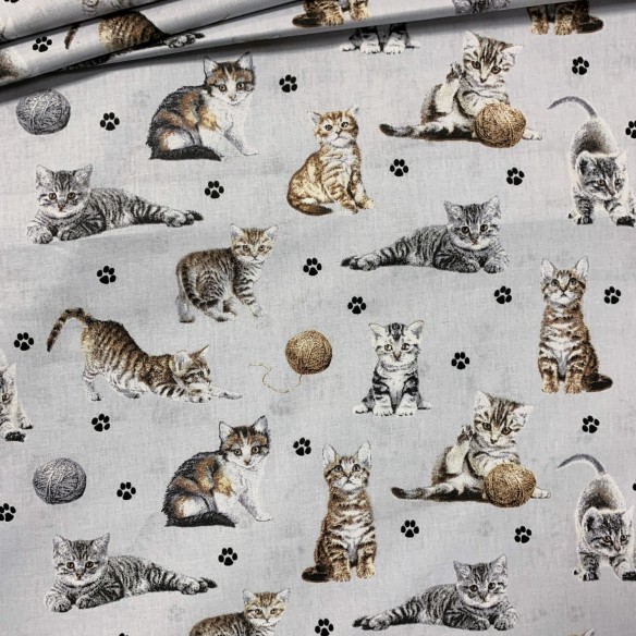 Бавовняна тканина - котячі лапи та пряжа на світло-сірому