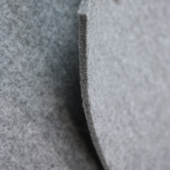 Szary filc samoprzylepny 5,5 mm 750 g/m² idealny do tapicerki