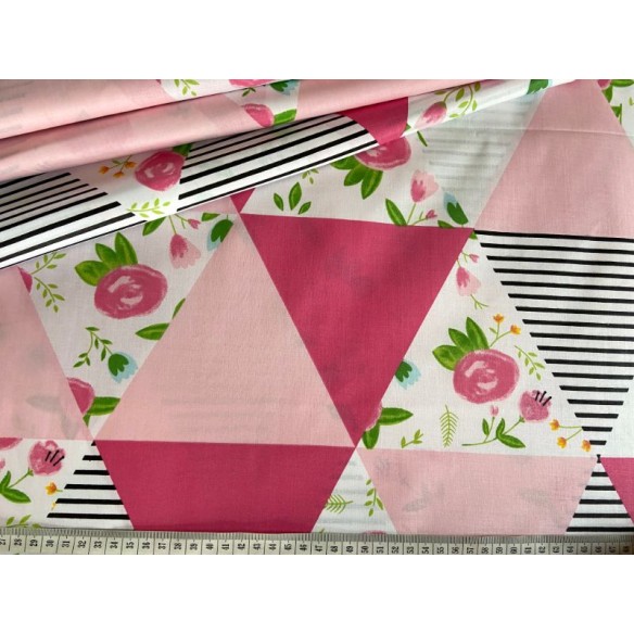 Бавовняна тканина - Трикутники і квіти, печворк рожевий