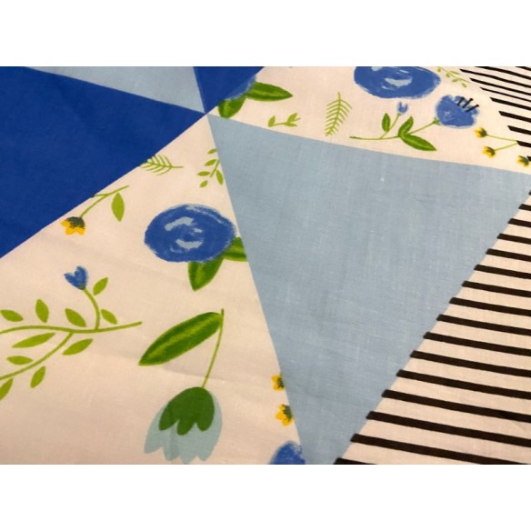 Tkanina bawełniana - Trójkąty i kwiaty patchwork niebieskie